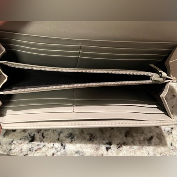 Gucci Beige Wallet with Gold Accent - Picture 5 of 9